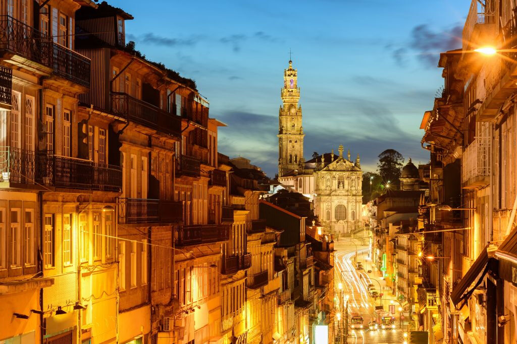 Oporto: Visita Nocturna Guiada con Espectáculo de Fado, Cena y Transporte