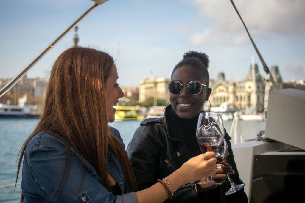 Excursion à la voile et dégustation de vins sous-marins à bord