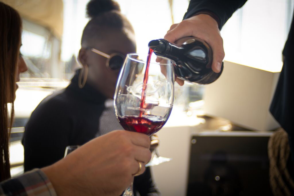 Excursion à la voile et dégustation de vins sous-marins à bord