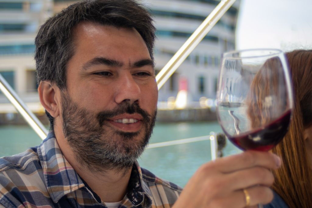 Passeio de barco e degustação de vinhos submarinos a bordo