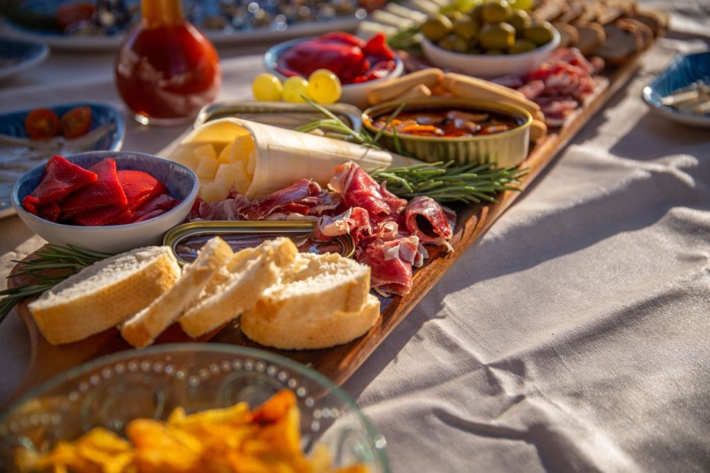 Tapas locali e avventura in barca a vela a Barcellona