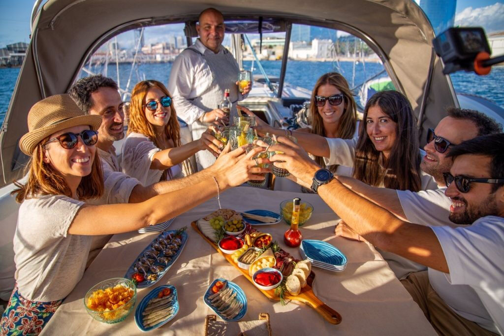 Tapas locais e aventura de navegação em Barcelona