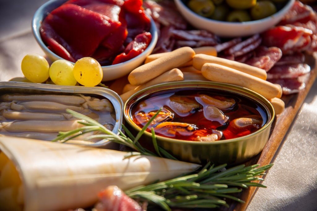 Tapas locali e avventura in barca a vela a Barcellona