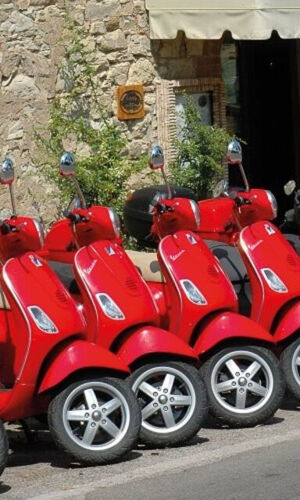 Chianti: Tour panoramico in Vespa + biglietti per la degustazione di vini