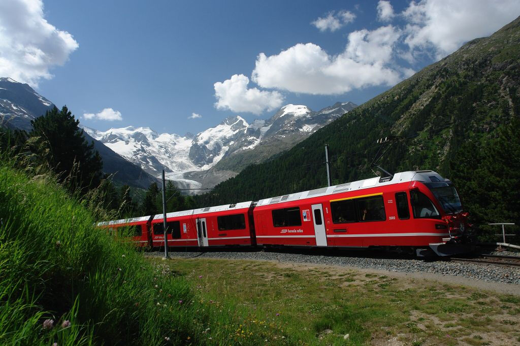 Trenino Rosso del Bernina e Treno dei Ghiacciai: Gita di un giorno da Milano