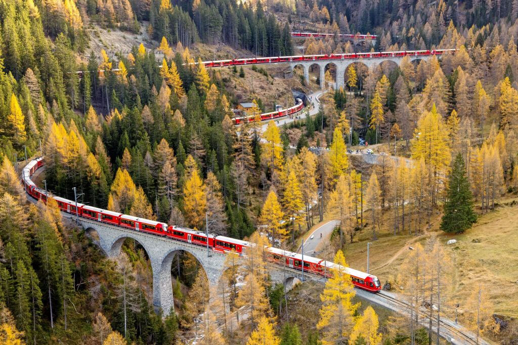 Trenino Rosso del Bernina e Treno dei Ghiacciai: Gita di un giorno da Milano