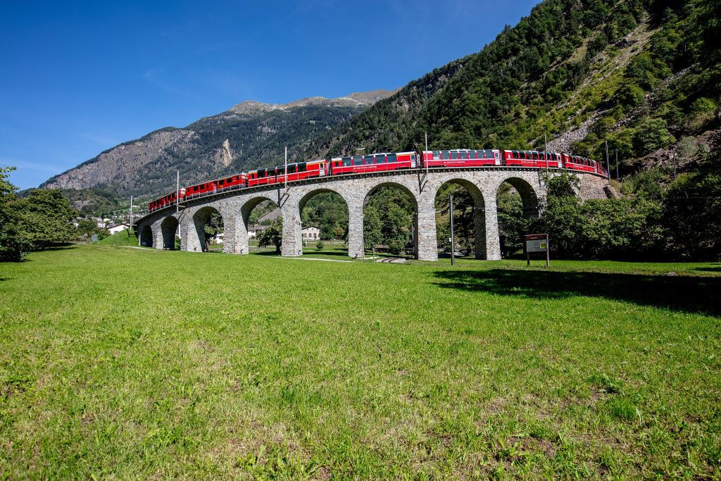 Trenino Rosso del Bernina e Treno dei Ghiacciai: Gita di un giorno da Milano