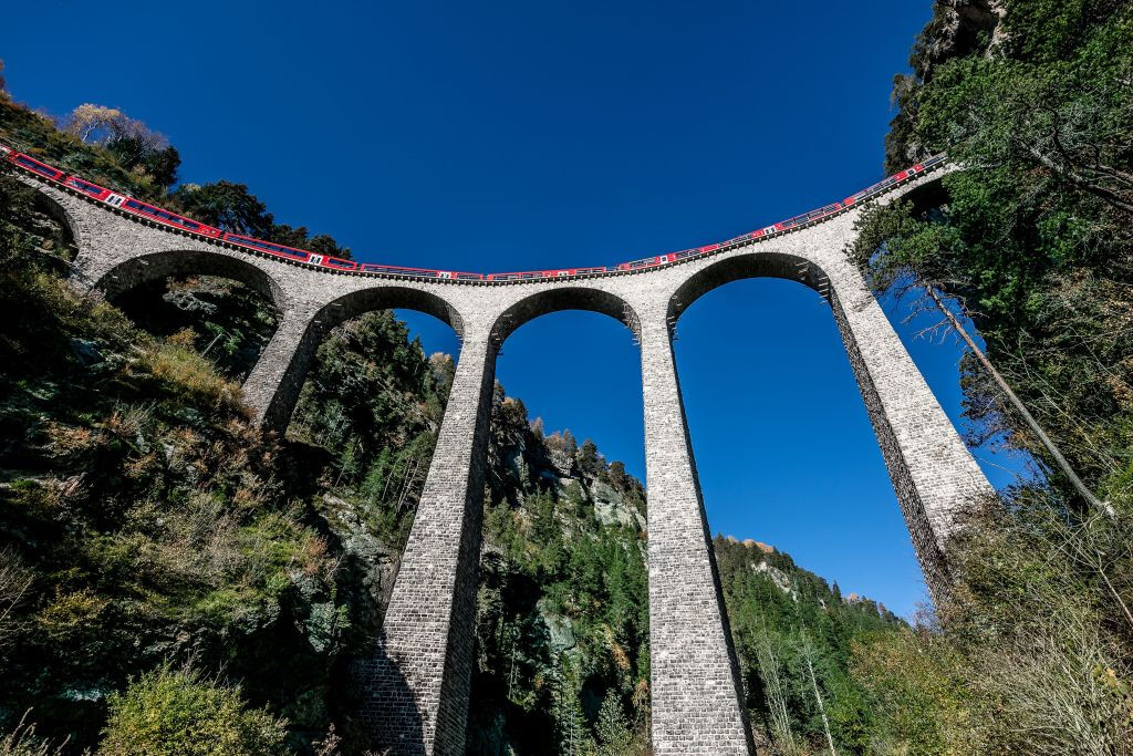 Trenino Rosso del Bernina e Treno dei Ghiacciai: Gita di un giorno da Milano