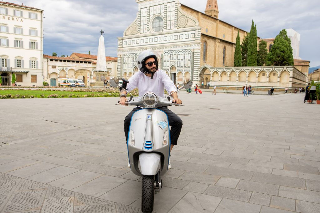 Explore Florença em uma Vespa Elétrica com nosso guia turístico de aplicativos