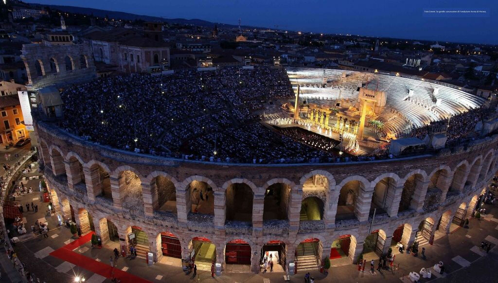 Arena dell'Opera di Verona: Biglietto per l'opera e tour a piedi della città