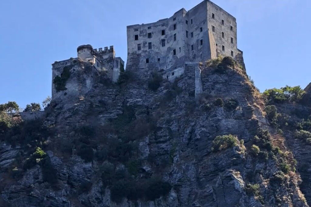 Cruzeiro de um dia para descobrir Ischia com almoço