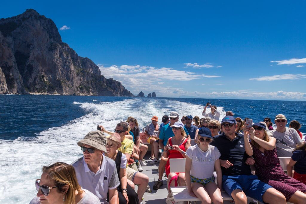 Capri: Excursión en barco desde Sorrento + Degustación de Limoncello