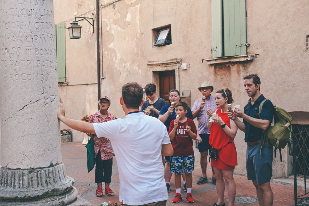 Sirmione: Excursión en barco y Cuevas de Catullo