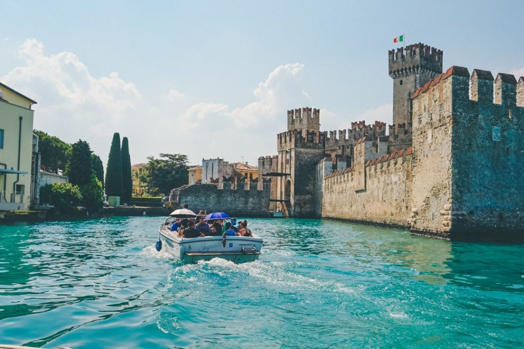 Sirmione: passeio de barco e cavernas de Catullo