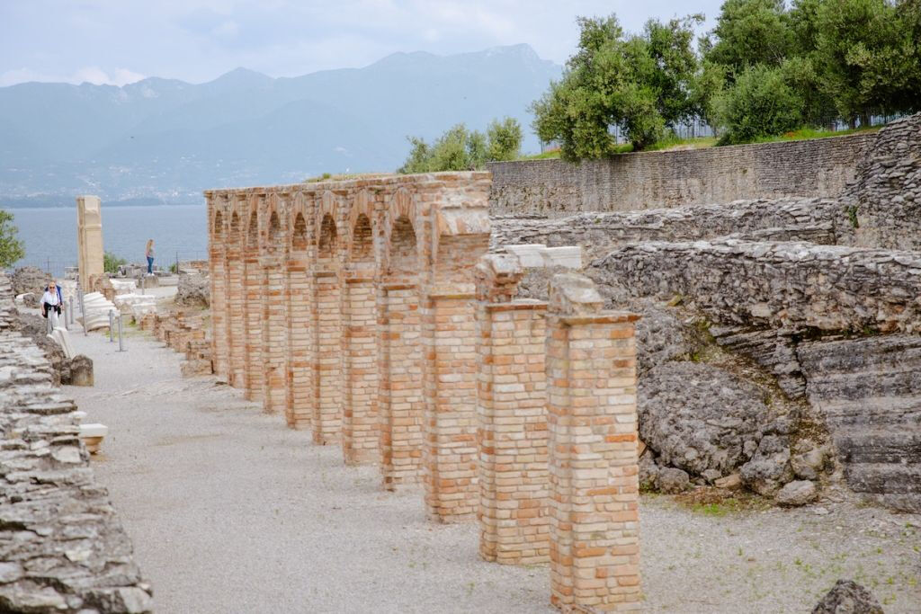 Sirmione: Excursión en barco y Cuevas de Catullo