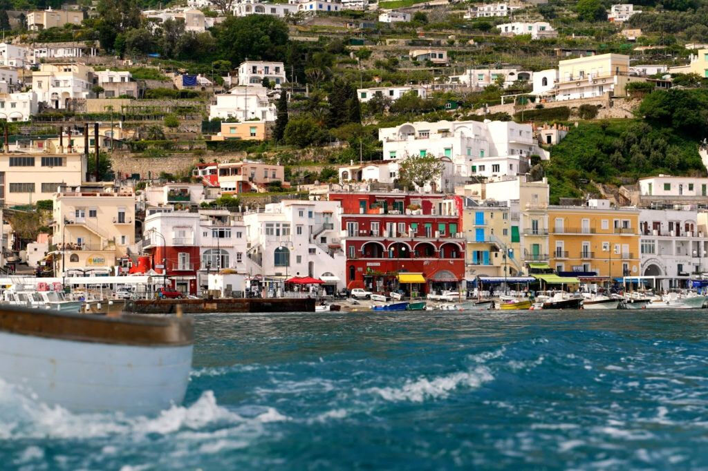 Capri: passeio de barco e parada para nadar + ida e volta de Nápoles
