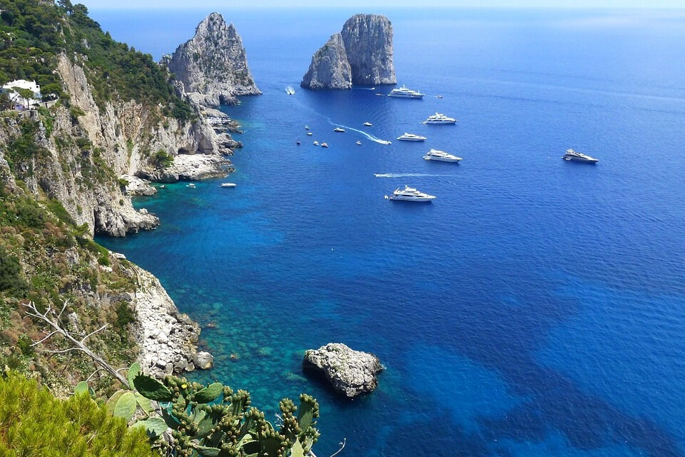 Capri: passeio de barco e parada para nadar + ida e volta de Nápoles