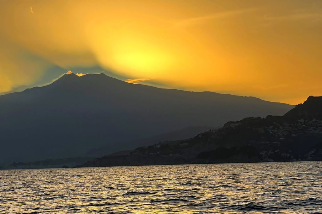 Taormina: Tour dei delfini al tramonto + aperitivo