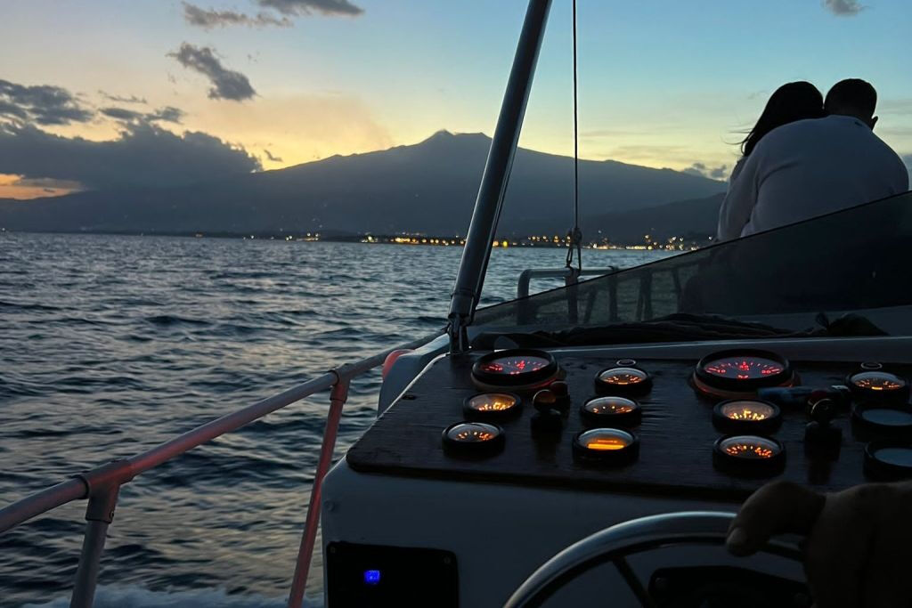 Taormina: Tour dei delfini al tramonto + aperitivo