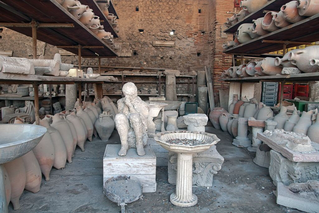 Pompeii: Guided Tour + Tasting & Lunch + Roundtrip from Naples