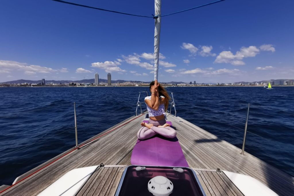 Barcelona: Navegando con Yoga, Cocina Vegana y Bebidas por "Nautical Namaste"