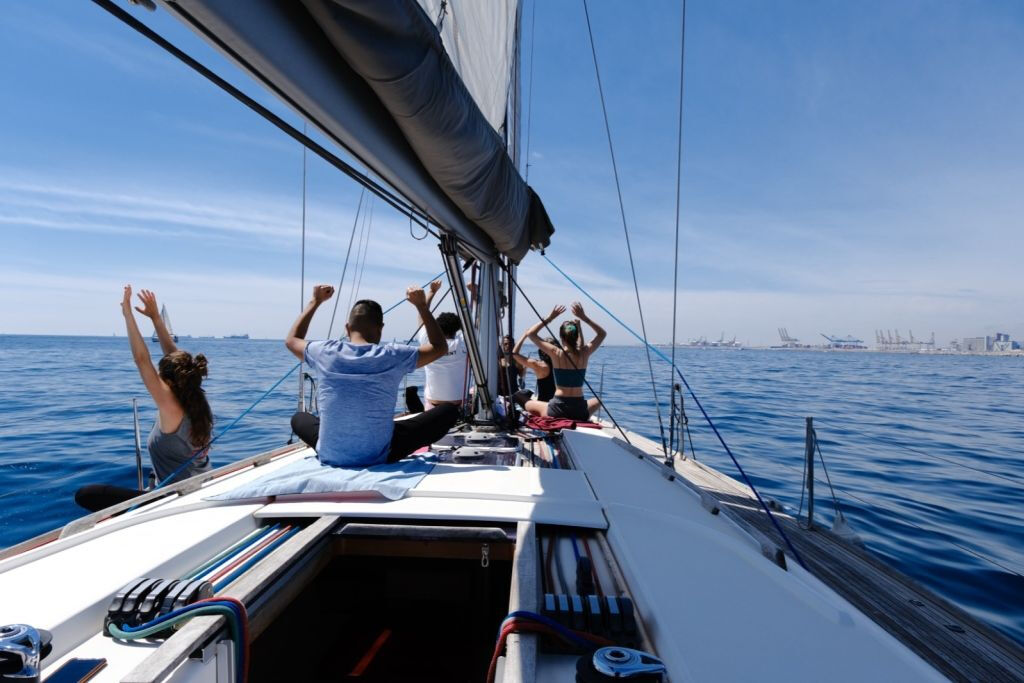 Barcelona: Navegando con Yoga, Cocina Vegana y Bebidas por "Nautical Namaste"