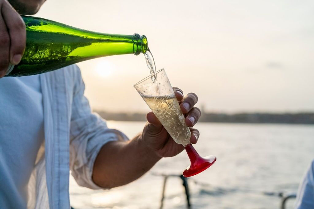 Barcelona: Navegación en grupo reducido con bebidas y aperitivos