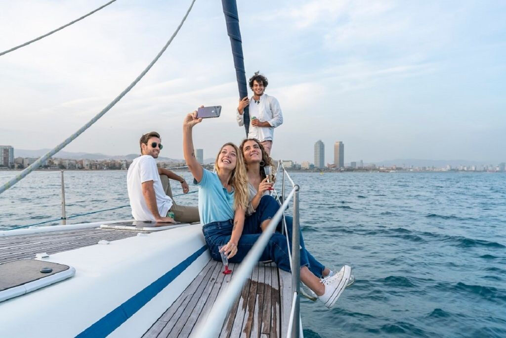 Barcelona: Navegación en grupo reducido con bebidas y aperitivos