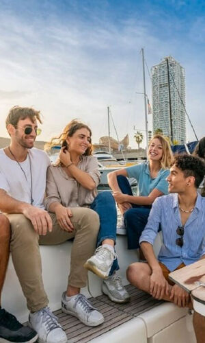 Barcelona: Private Sailing with Drinks & Snacks