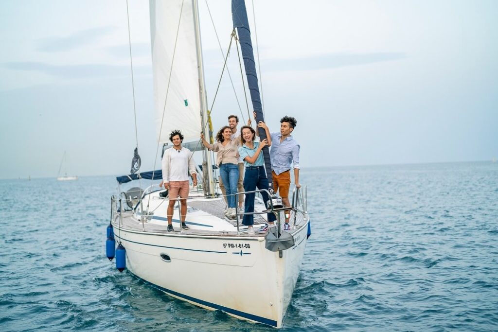 Barcelona: Private Sailing with Drinks & Snacks