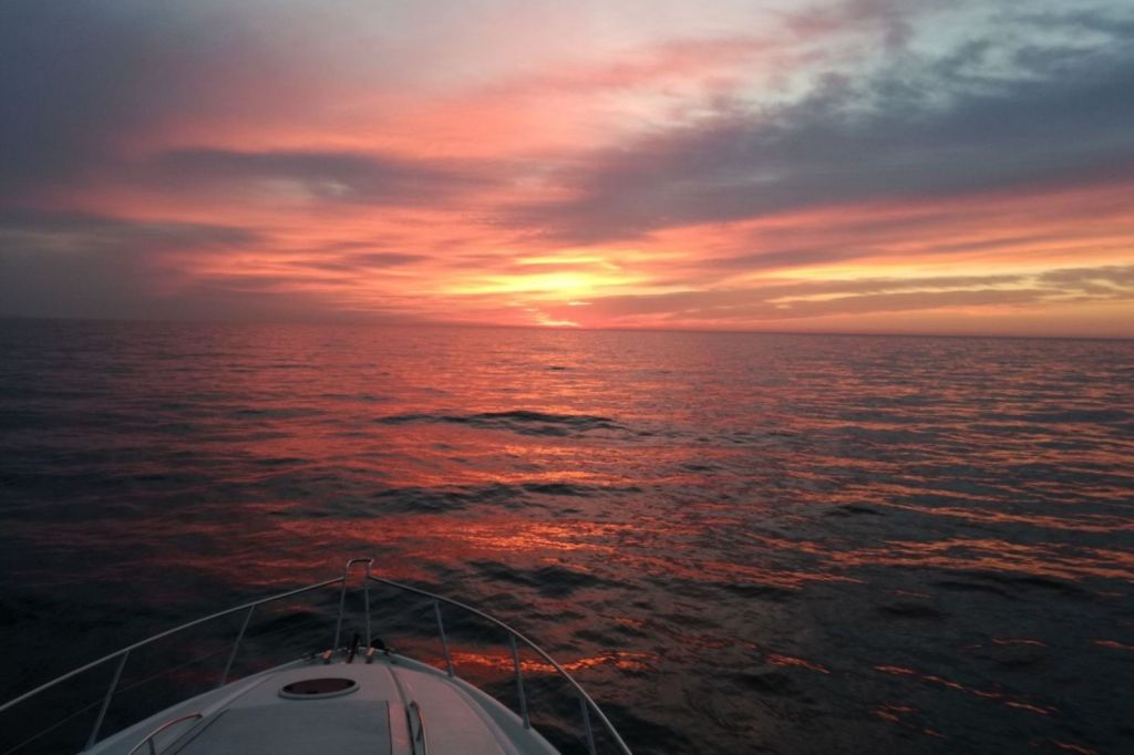Barcelona: Sunrise Sailing with Paddle Board and Drinks & Snacks