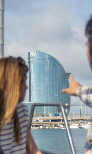 Barcelona: Sailing with Multilingual Guide and Drinks & Snacks