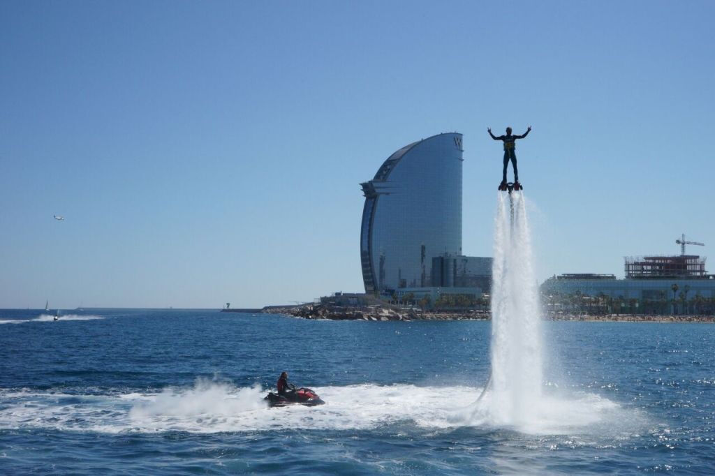 Barcelona: Navegación con Guía Multilingüe y Bebidas y Aperitivos