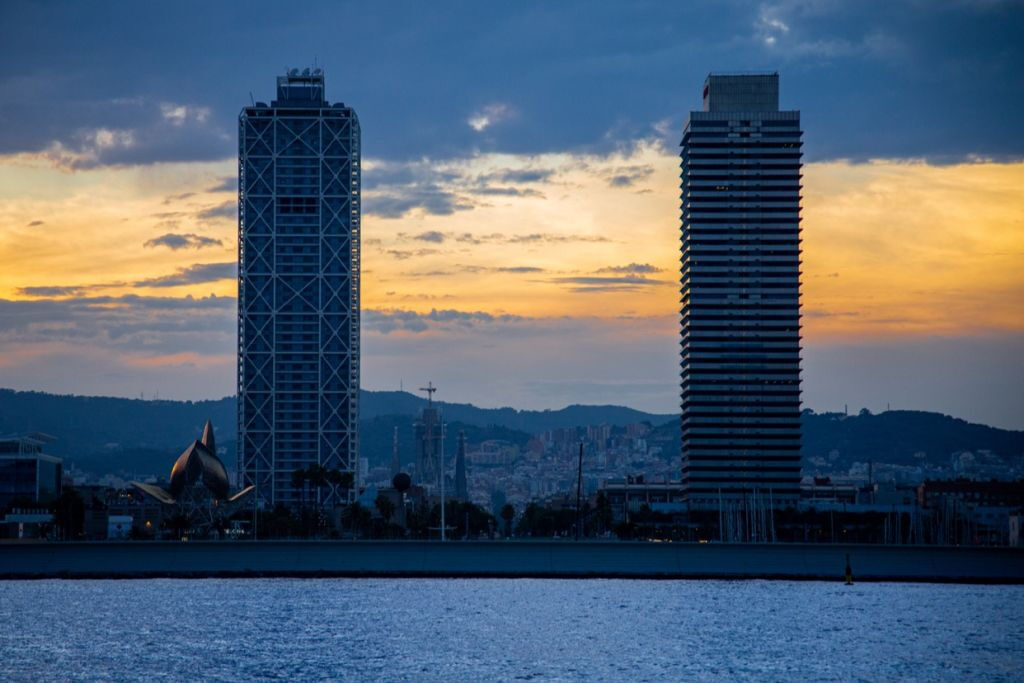 Barcelona: Navegación con Guía Multilingüe y Bebidas y Aperitivos