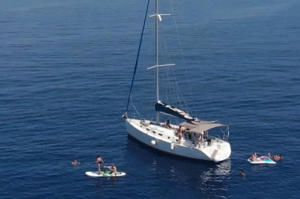 Barcelona: Sailing with Inflatables & Snorkeling Experience