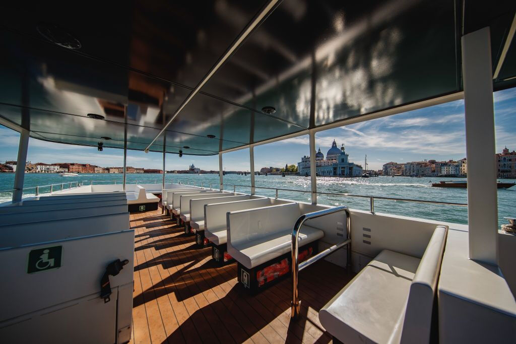 Murano y Burano: Excursión en barco con soplado de vidrio desde Venecia