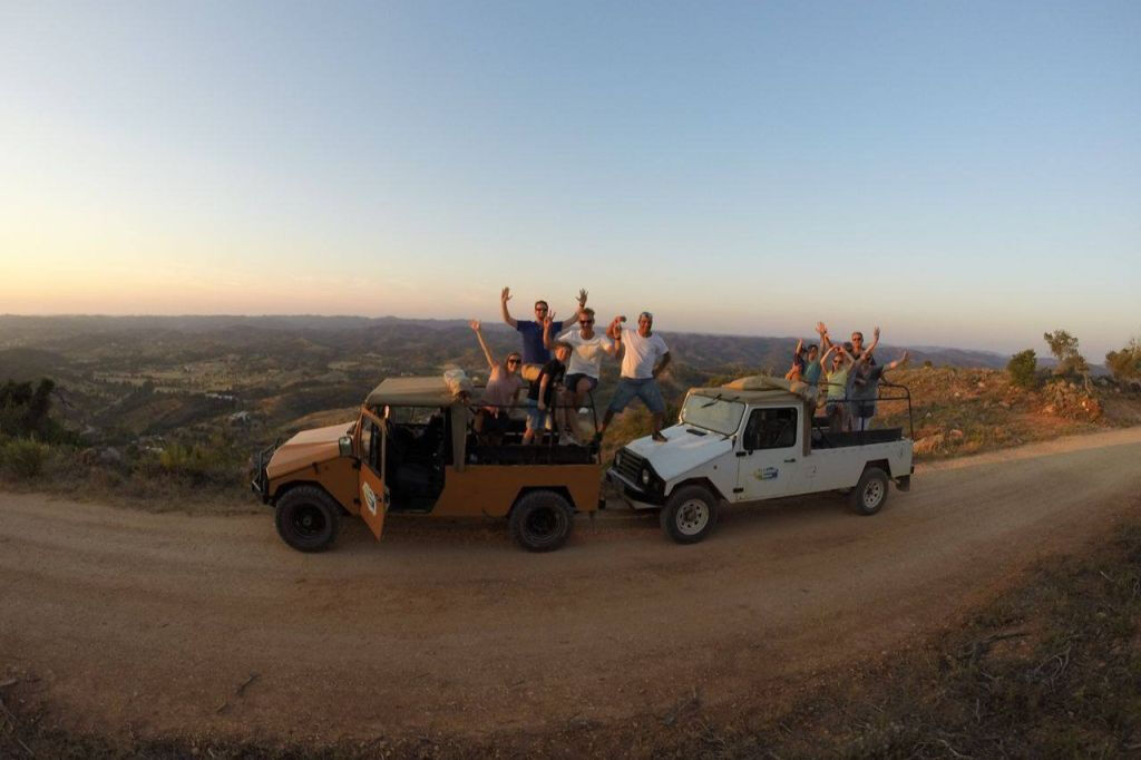 Excursión en Jeep Safari al Atardecer con Cena