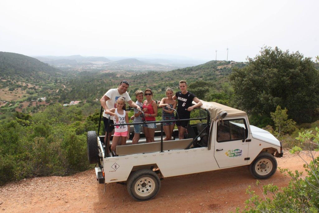 Excursión en Jeep Safari al Atardecer con Cena