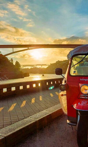 Porto au coucher du soleil : Visite guidée de la ville en Tuk Tuk avec vin