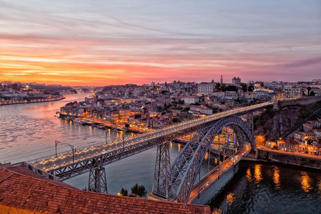 Porto ao pôr do sol: Tour guiado de Tuk Tuk pela cidade com vinho