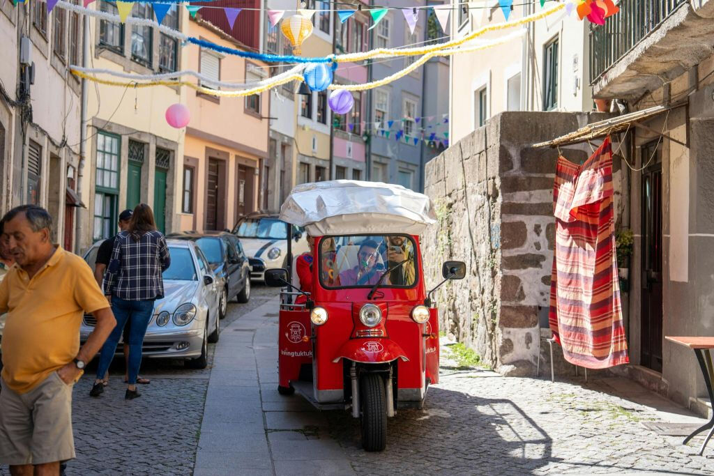 Porto: Guided Tuk Tuk City Tour