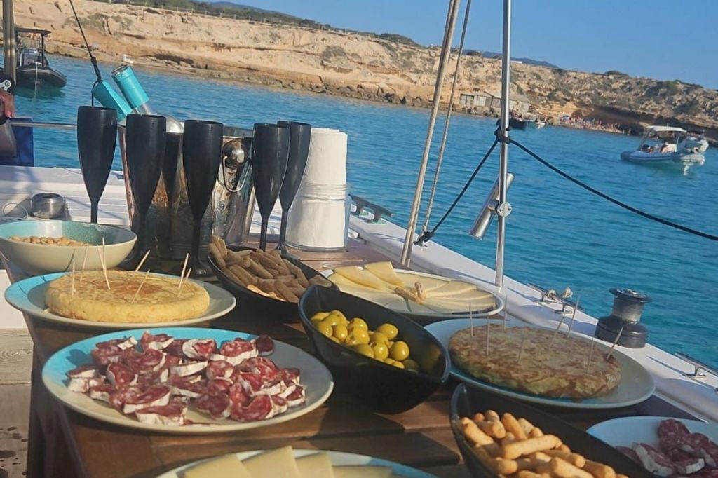 Ibiza: Midday Boat Tour Cala Bassa, Cala Comte & Caves
