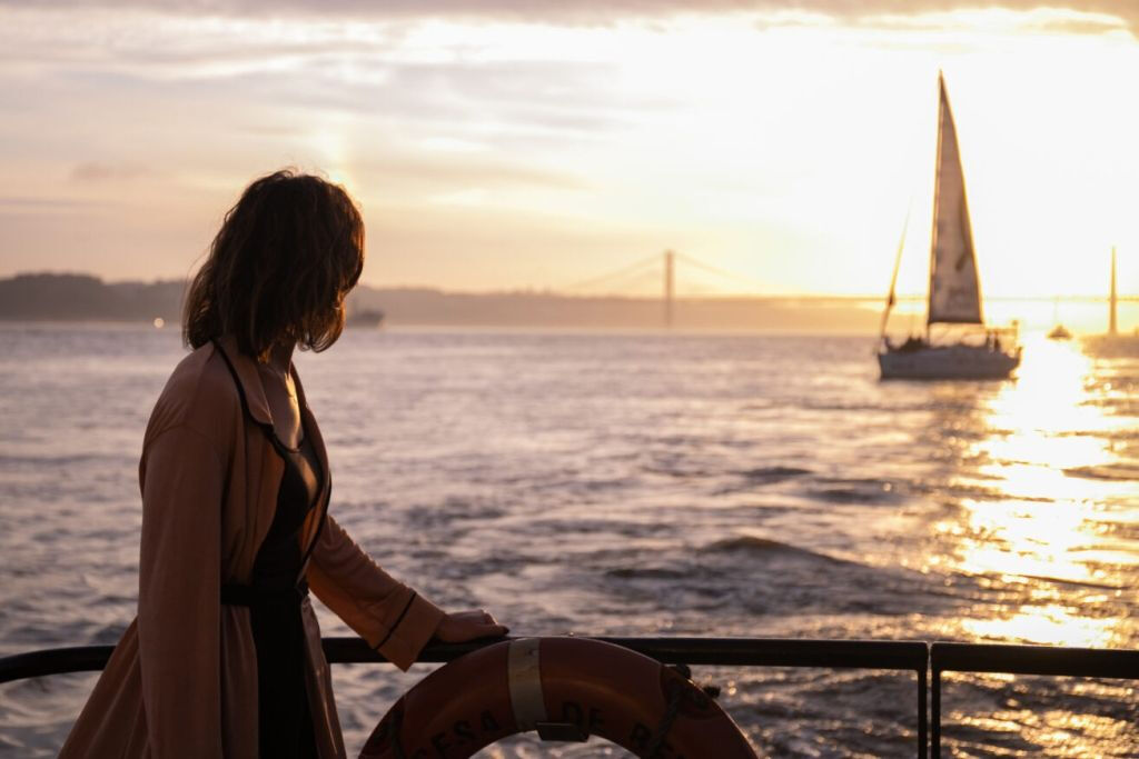 Lisboa: Paseo en barco amarillo por el río Tajo al atardecer