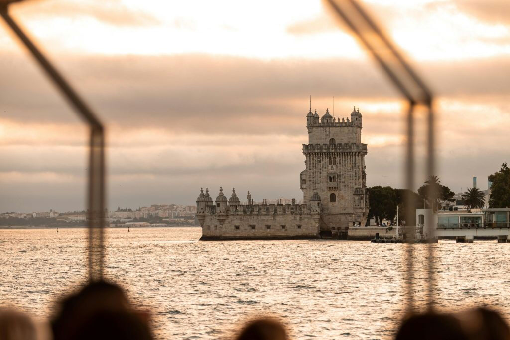 Lisboa: Paseo en barco amarillo por el río Tajo al atardecer