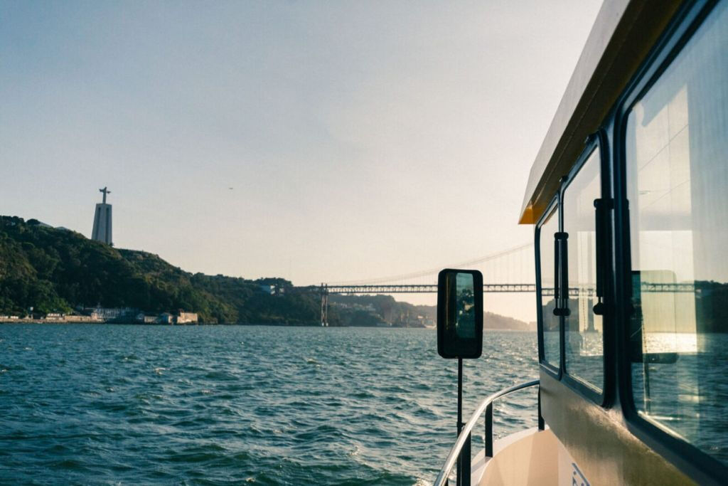 Lisboa: Paseo en barco amarillo por el río Tajo al atardecer