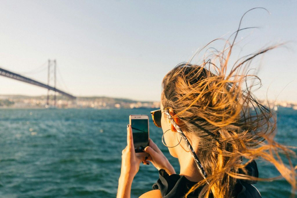 Lisboa: Paseo en barco amarillo por el río Tajo al atardecer