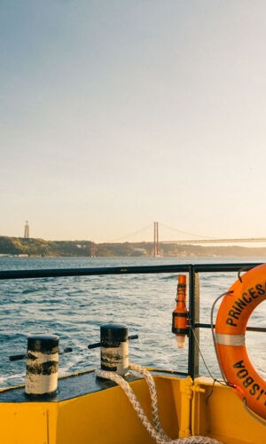 Lisboa: Paseo en barco amarillo por el río Tajo al atardecer