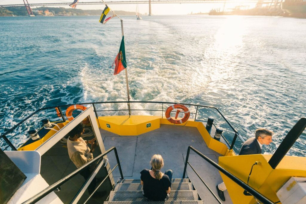 Lisboa: Paseo en barco amarillo por el río Tajo al atardecer