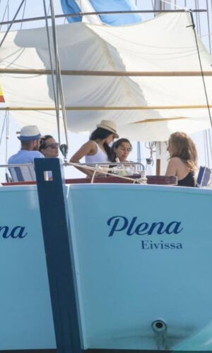 Ibiza: Velero Privado con Barra Libre Premium, Comida y Música
