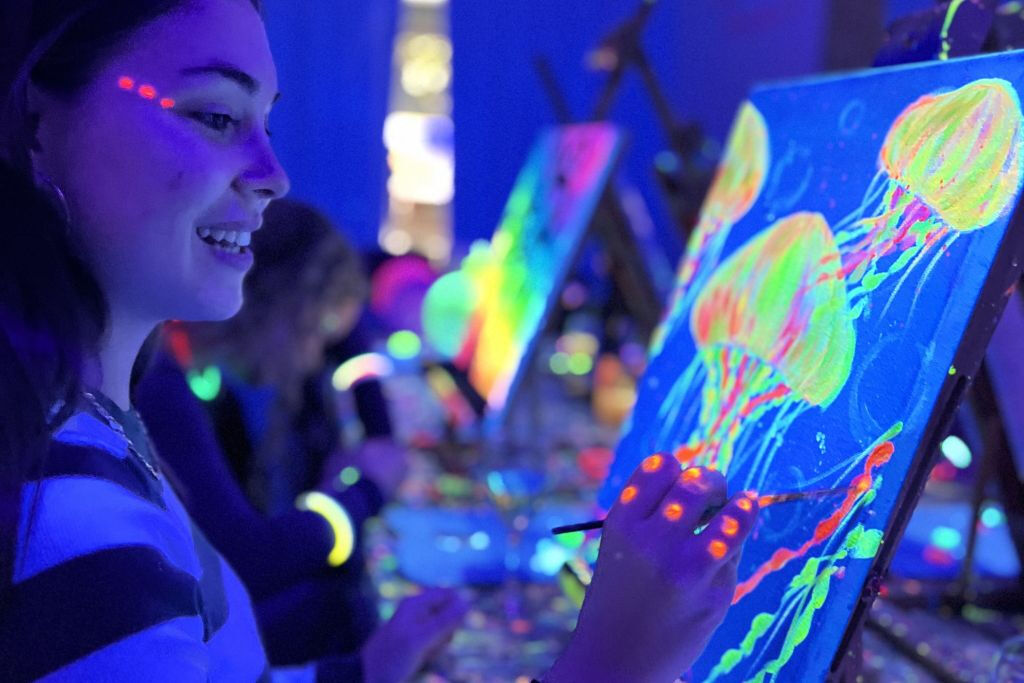 Laboratorio di pittura e vino dell'Accademia Wine Gogh Glow